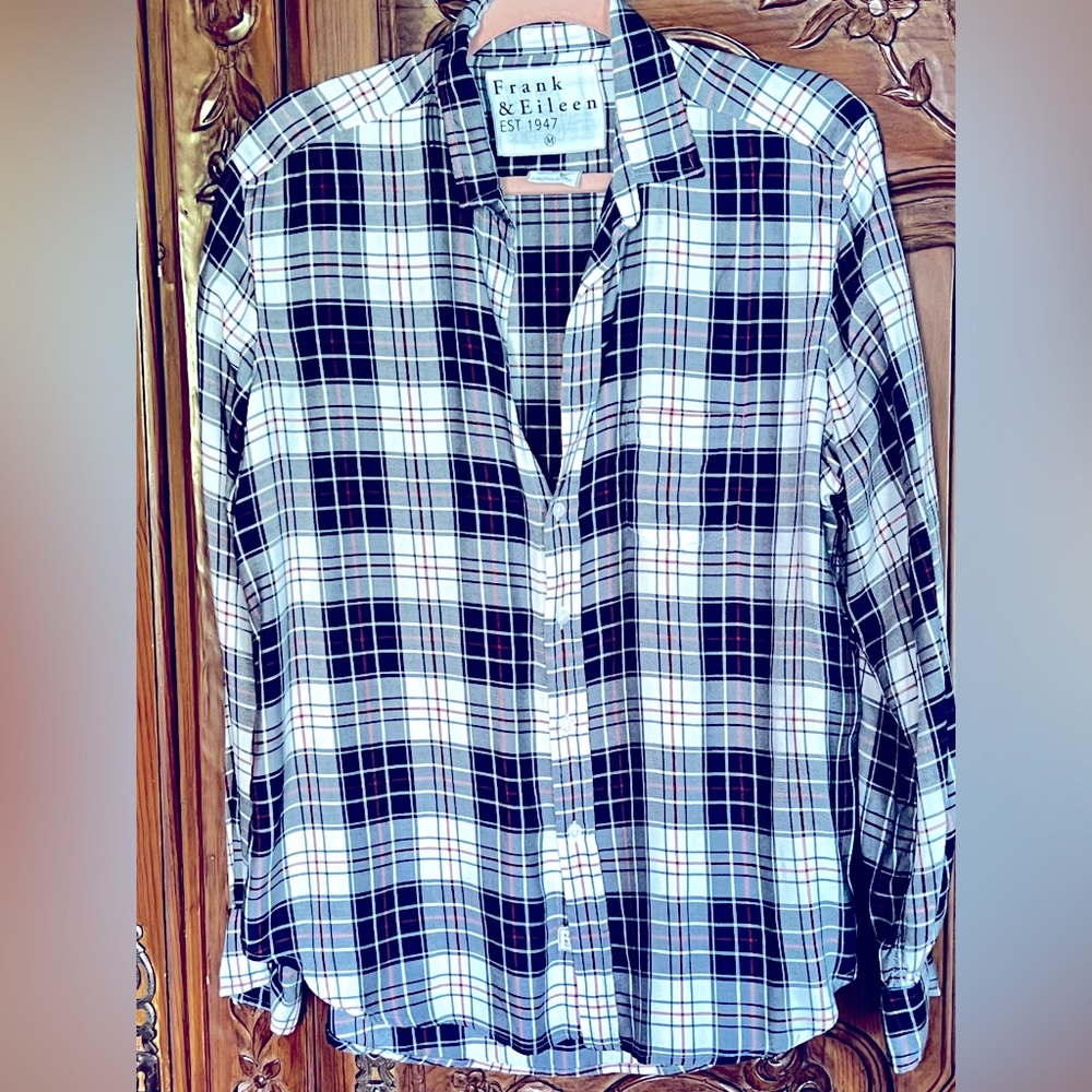 Frank And Eileen Button Shirt. Navy Blue and Red and White Plaid. Size Medium: